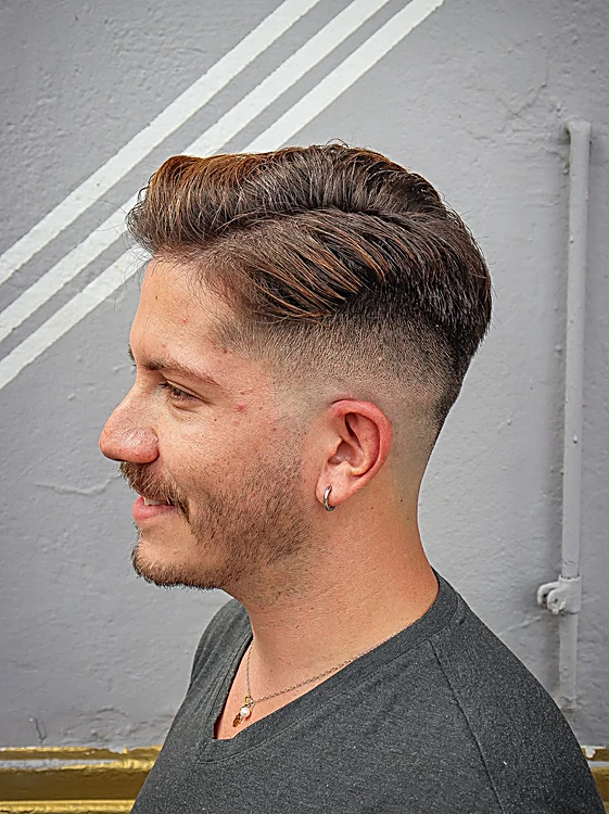 Perfil de un corte texturizado con volumen arriba y desvanecido a los lados.